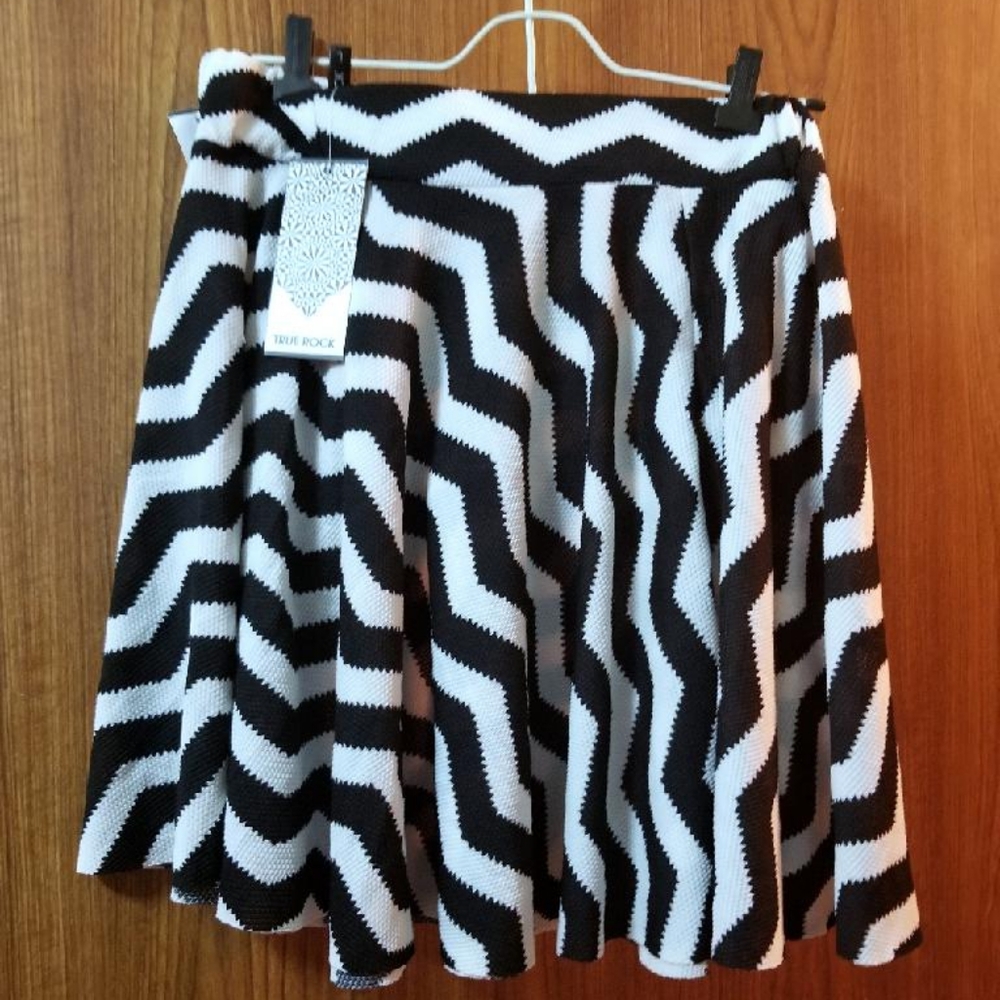 BLACK AND WHITE CHEVRON STRIPED SKATER SKIRT